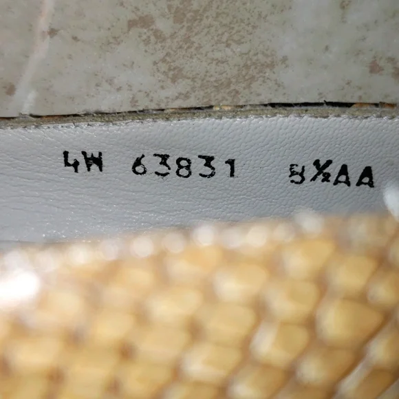 Stuart Weitzman Snake Skin Pumps size 8.5AA/Narrow - Picture 9 of 10